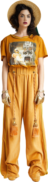 "General" T-shirt in gold yellow. Print - Scarlett Scheming