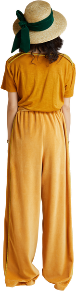 "General" T-shirt in gold yellow. Print - Scarlett Scheming